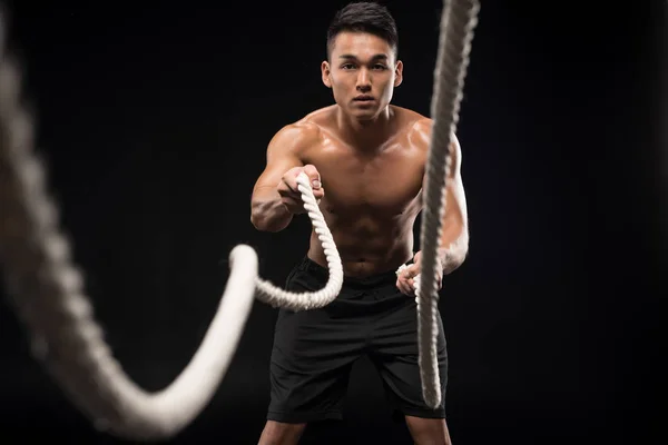 Hombre haciendo ejercicios de cuerdas de batalla - foto de stock