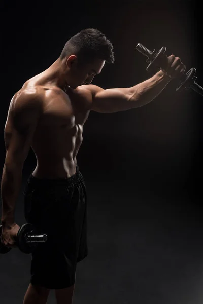 Homme musclé avec haltères — Photo de stock