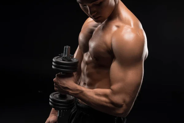 Muskulöser Mann mit Hantel — Stockfoto