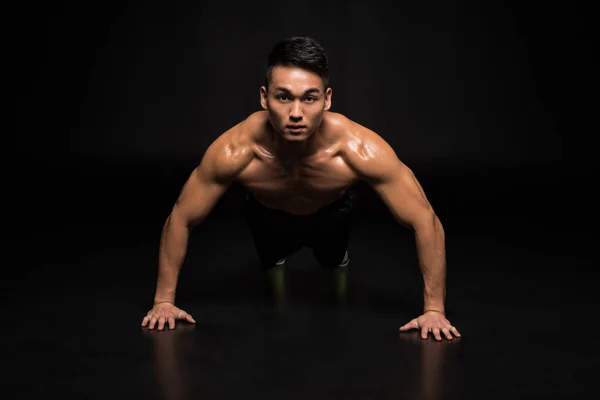 Athletic man doing push ups — Stock Photo