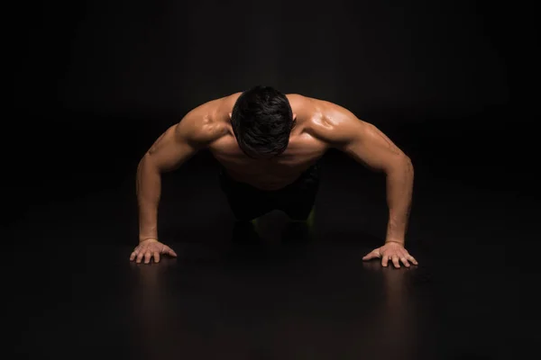 Athletic man doing push ups — Stock Photo