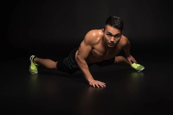 Athletic man doing push ups — Stock Photo