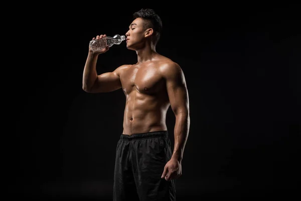Hemdloser Sportler trinkt Wasser — Stockfoto