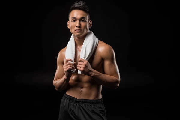 Musclé asiatique homme avec serviette — Photo de stock