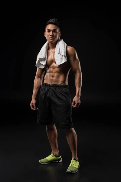 Musculoso asiático hombre con toalla - foto de stock