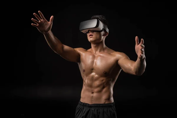 Musclé homme dans vr casque — Photo de stock