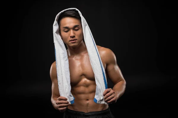 Musclé asiatique homme avec serviette — Photo de stock