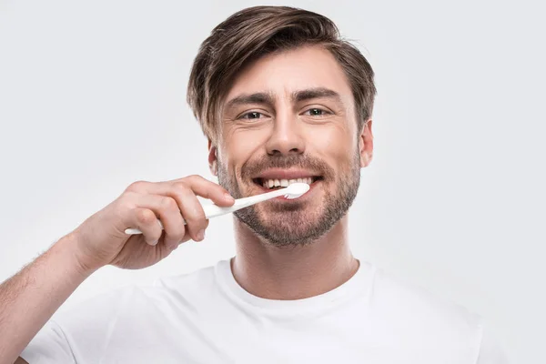 Homme brossant les dents — Photo de stock