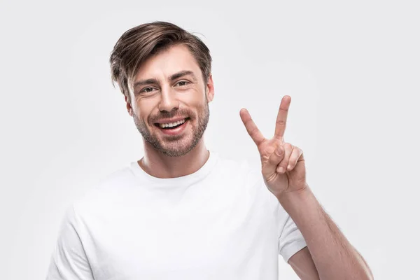 Man showing victory sign — Stock Photo