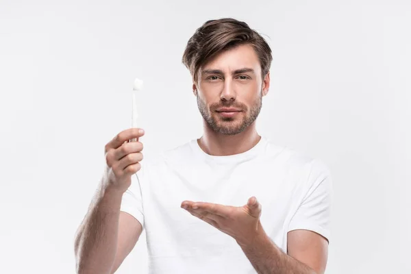 Man presenting toothbrush — Stock Photo