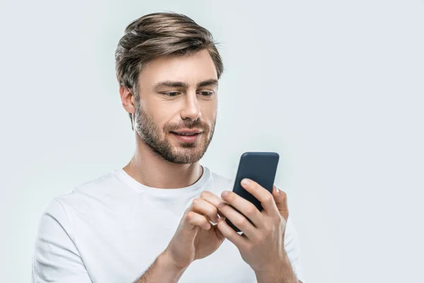 Mensagens de homem com smartphone — Fotografia de Stock