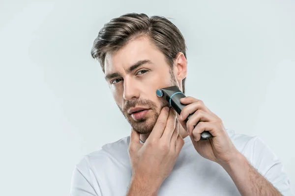 Hombre usando afeitadora eléctrica - foto de stock