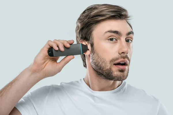 Uomo utilizzando trimmer elettrico — Foto stock