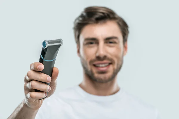 Homme avec rasoir électrique — Photo de stock