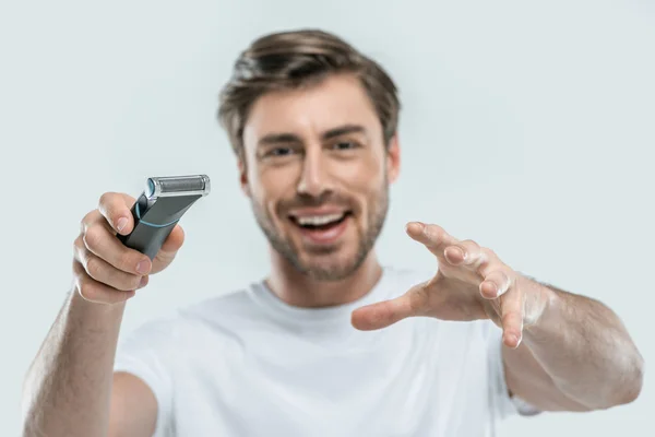 Homme avec rasoir électrique — Photo de stock