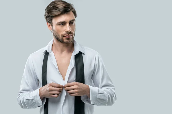 Uomo che indossa camicia e cravatta — Foto stock