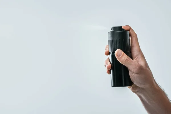 Uomo spruzzatura deodorante — Foto stock