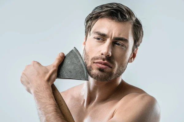 Hombre afeitándose con hacha - foto de stock