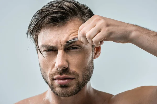 Mann zupft Augenbrauen — Stockfoto