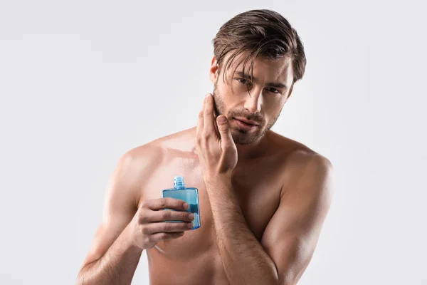 Homme utilisant lotion de rasage — Photo de stock