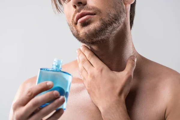Homme utilisant lotion de rasage — Photo de stock