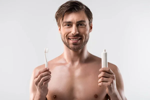 Hombre con cepillo de dientes y pasta de dientes - foto de stock