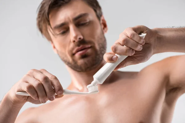 Homem com escova de dentes e pasta de dentes — Fotografia de Stock
