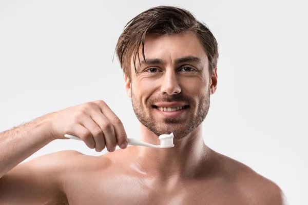 Hombre sonriente con cepillo de dientes - foto de stock