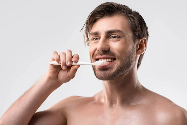 Hombre cepillarse los dientes - foto de stock