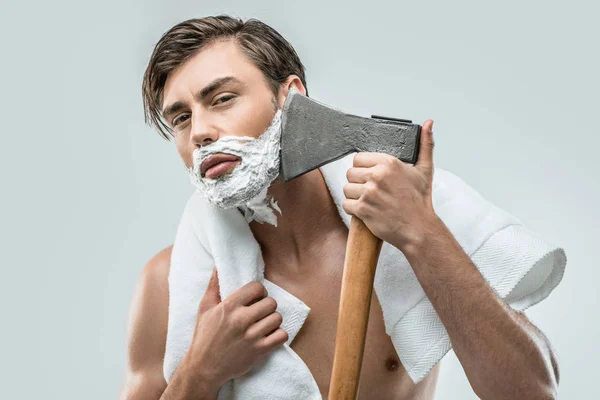 Hombre afeitándose con hacha - foto de stock