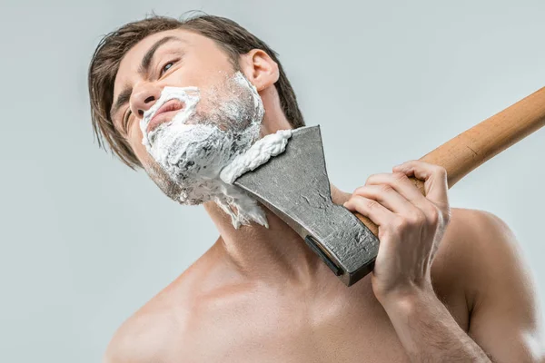 Homme rasage avec hache — Photo de stock