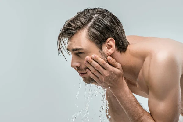 Homme lavage visage — Photo de stock