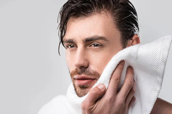 Bello uomo con asciugamano — Foto stock