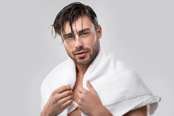 Мужчина с мокрыми волосами и полотенцем — стоковое фото