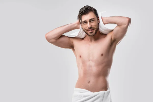 Uomo senza maglietta con i capelli bagnati — Foto stock