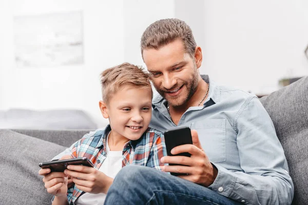 Отец и сын со смартфоном — стоковое фото