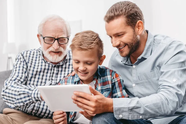 Familie nutzt digitales Tablet — Stockfoto