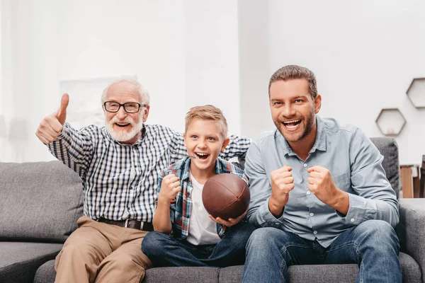 Familia viendo fútbol en casa - foto de stock