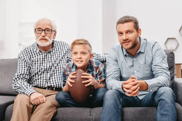 Família assistindo futebol em casa — Fotografia de Stock