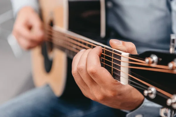 Mann spielt Gitarre — Stockfoto