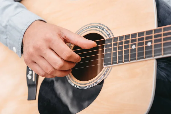 Man playing guitar — Stock Photo