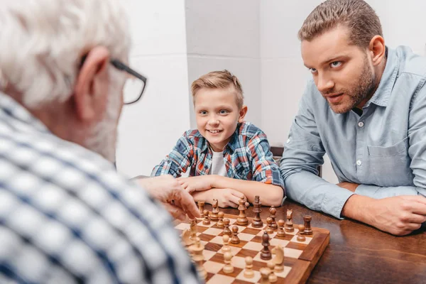 Père et grand-père jouant aux échecs — Photo de stock