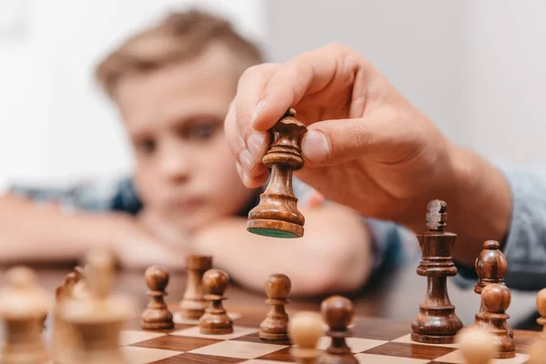 Чоловік тримає шахову фігуру — Stock Photo