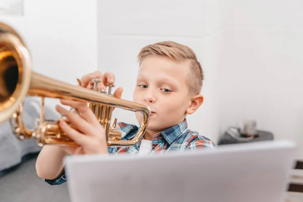 Хлопчик практикуючих труба — стокове фото