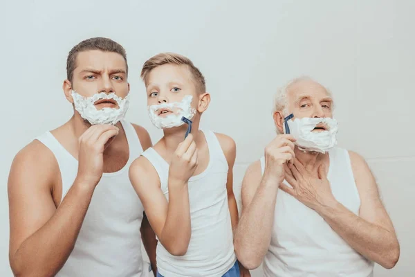 Trois hommes se rasant — Photo de stock