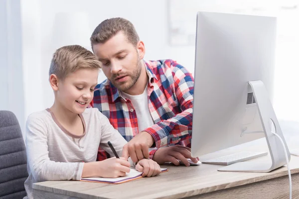 Padre e hijo con computadora de escritorio — Stock Photo