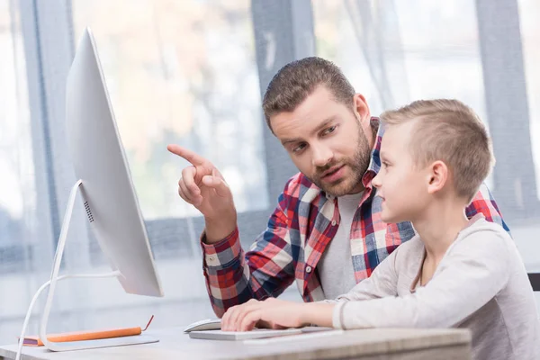 Padre e figlio con computer desktop — Foto stock
