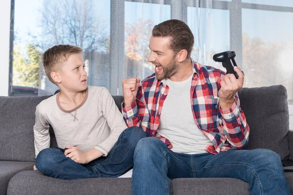 Père et fils jouant avec des joysticks — Photo de stock