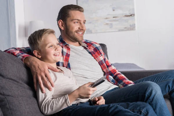 Pai e filho assistindo tv — Fotografia de Stock