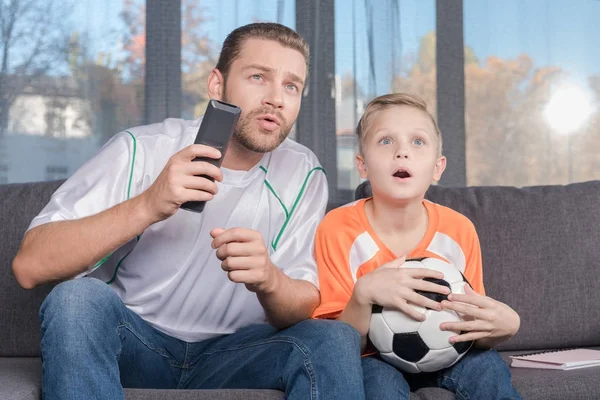 Padre e figlio guardando partita di calcio — Foto stock